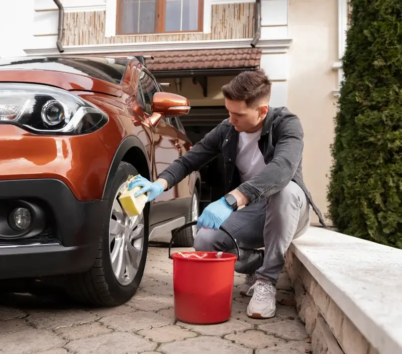 Lavage auto à domicile Beauce la Romaine : professionnel intervenant sur un véhicule